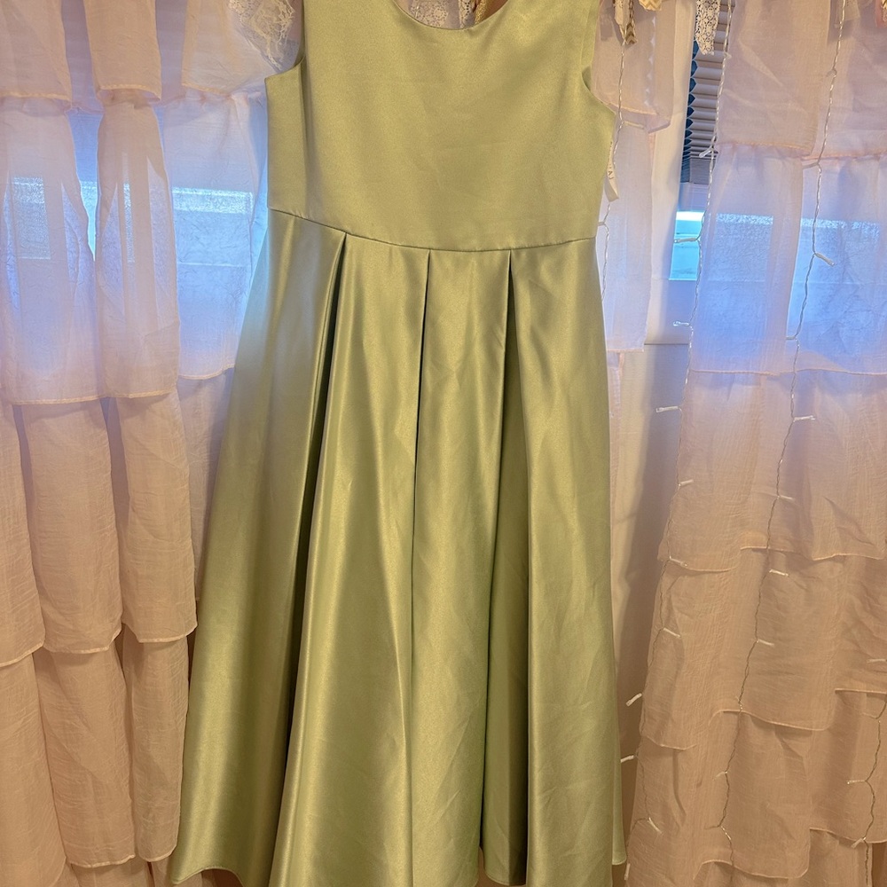 Occasion dress, size 8 EUC sage green with detachable bow